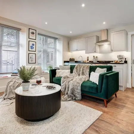 Modern One Bed In ווינדרמר