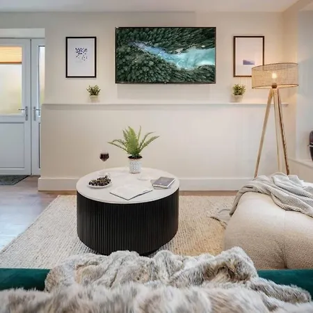 Modern One Bed In ווינדרמר