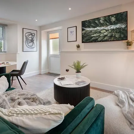 Modern One Bed In דירה