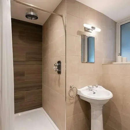 Modern One Bed In דירה